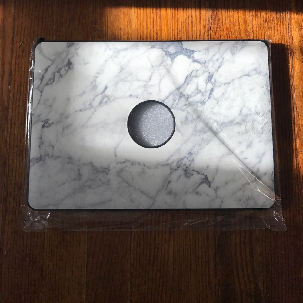 White marble MacBook Air 13 in case
